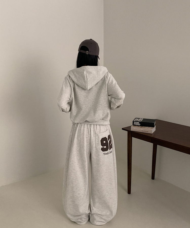 レタリングワイドトレーニングパンツ OATMEAL