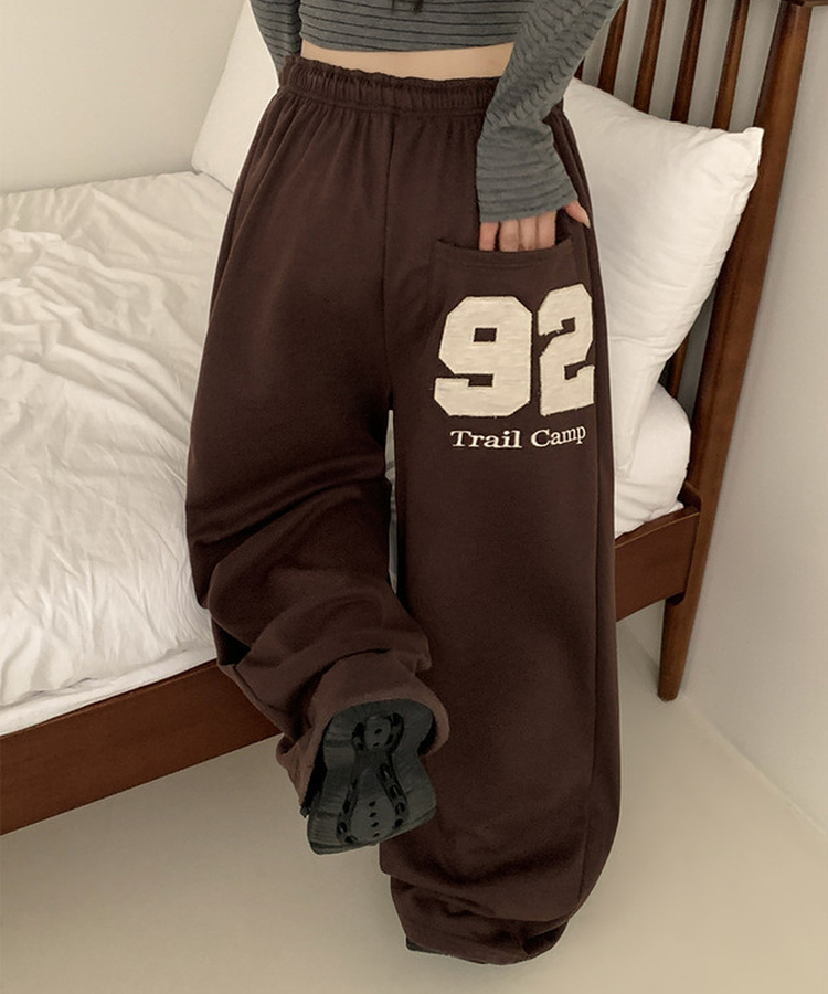 レタリングワイドトレーニングパンツ BROWN