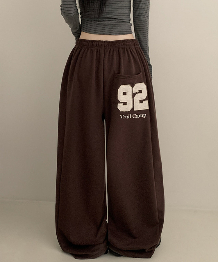 レタリングワイドトレーニングパンツ BROWN