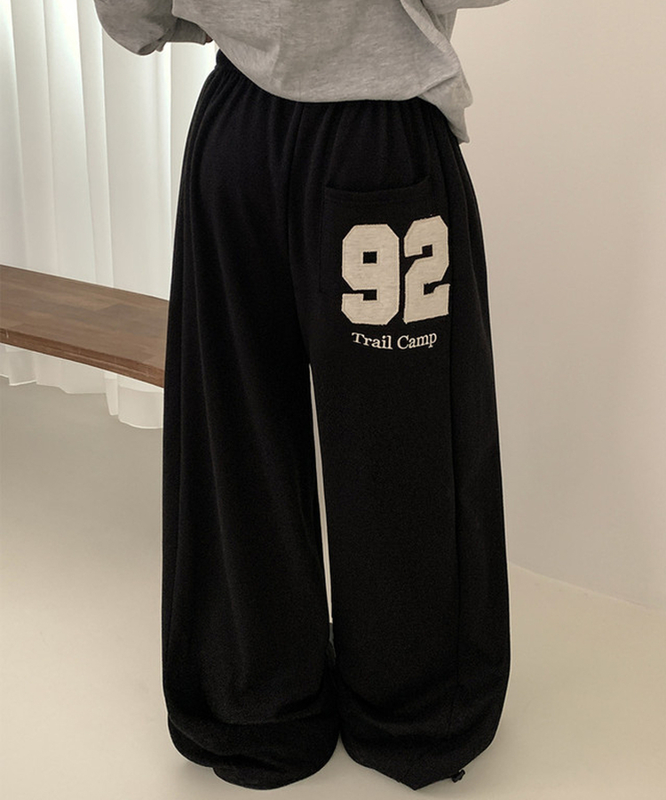 レタリングワイドトレーニングパンツ BLACK