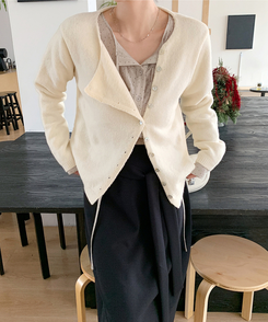 アシンメトリーボタンカーディガン CREAM BEIGE