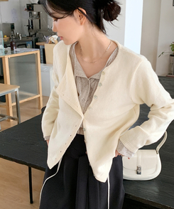 アシンメトリーボタンカーディガン CREAM BEIGE
