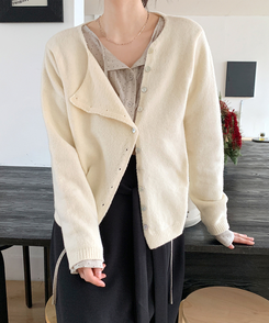 アシンメトリーボタンカーディガン CREAM BEIGE