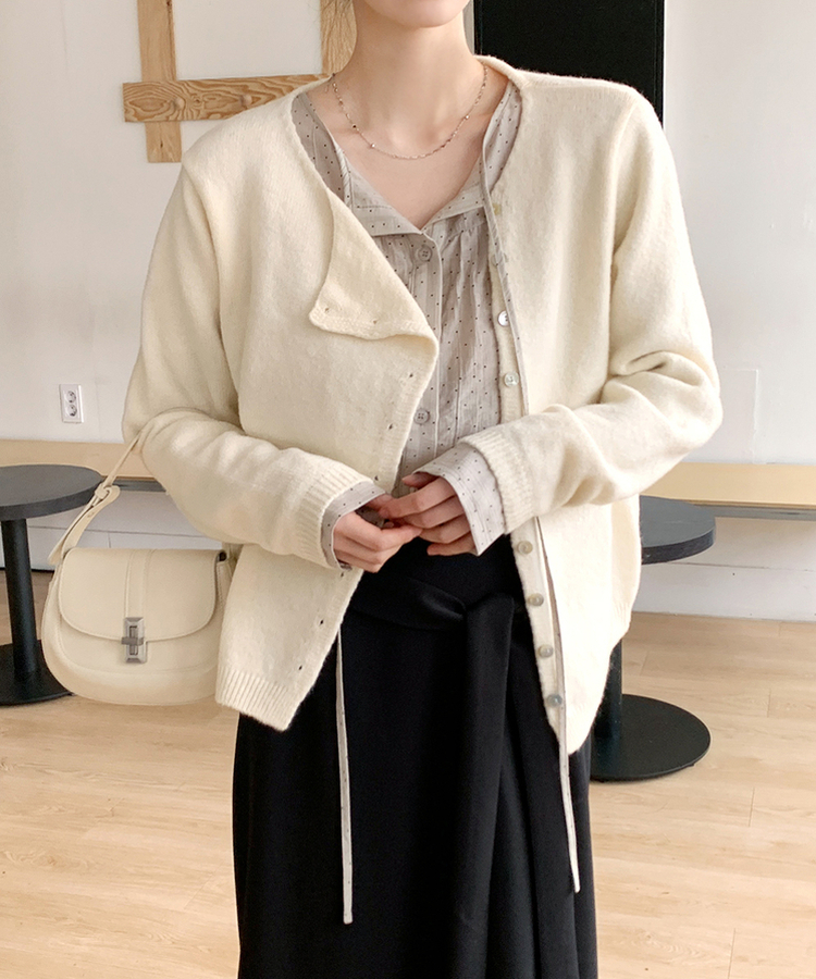 アシンメトリーボタンカーディガン CREAM BEIGE