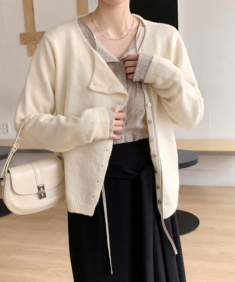 アシンメトリーボタンカーディガン CREAM BEIGE