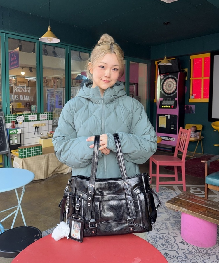 글로시 벨트 백 블랙