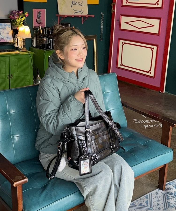 글로시 벨트 백 블랙