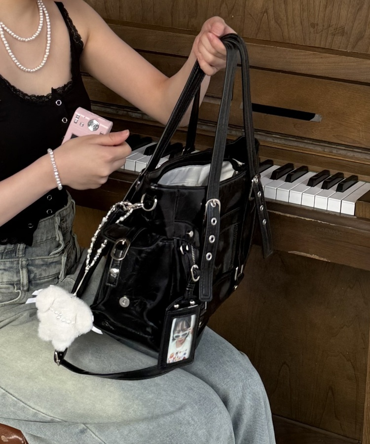 글로시 벨트 백 블랙