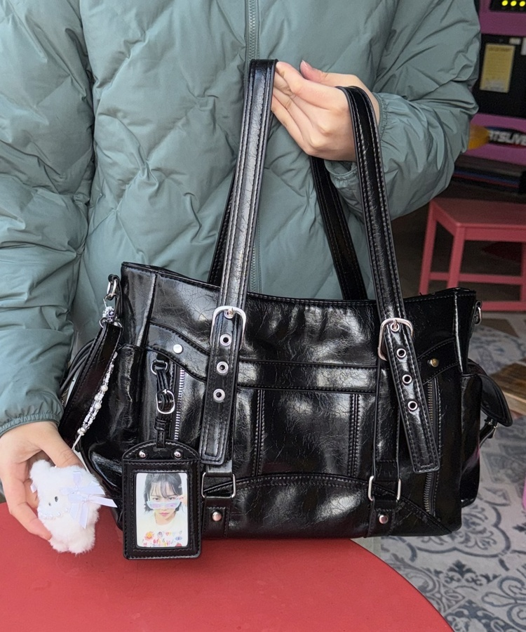 글로시 벨트 백 블랙