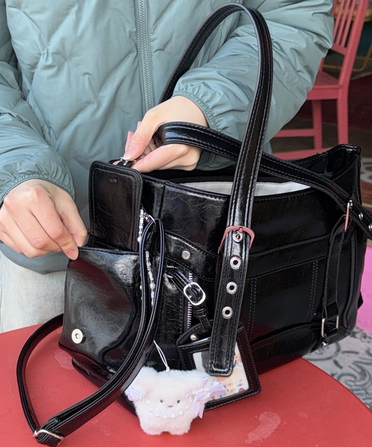 글로시 벨트 백 블랙