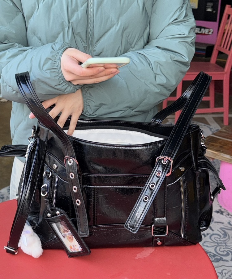 글로시 벨트 백 블랙