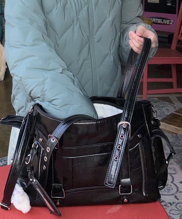 글로시 벨트 백 블랙