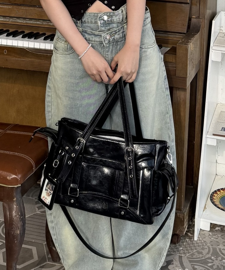 글로시 벨트 백 블랙