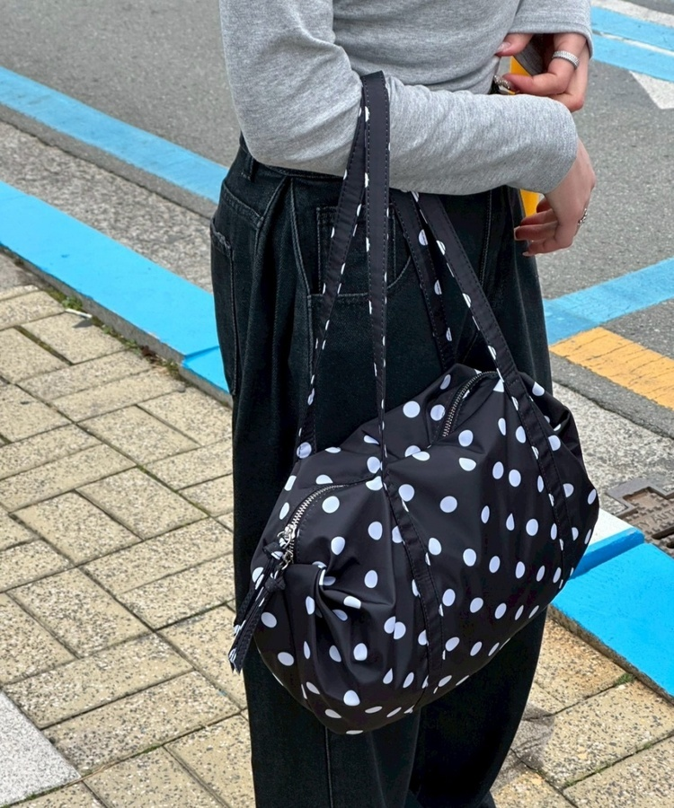 도트 숄더백 블랙