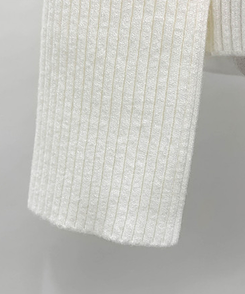 Vネックリブニット