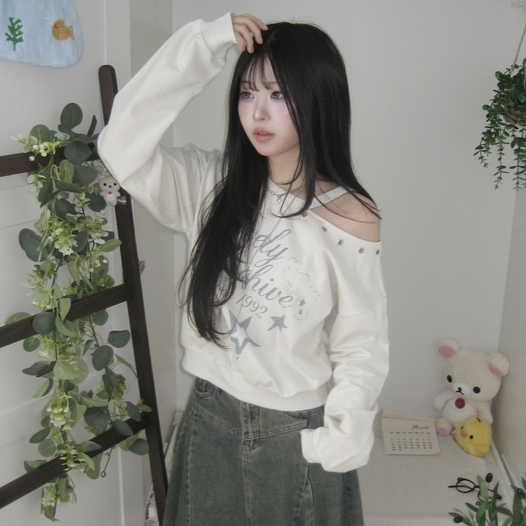 빈티지 레터링 아일렛포인트 어깨트임 힙 유니크 크롭맨투맨 긴팔 티셔츠 밀크