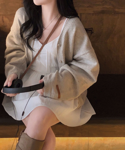 Vネックレザーラベルカーディガン(5color) BEIGE