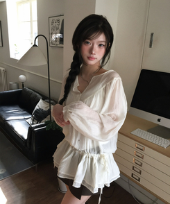 Vネックフリルシャーリングブラウス IVORY