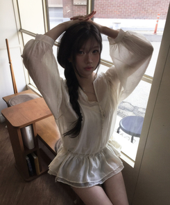 Vネックフリルシャーリングブラウス IVORY