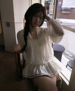 Vネックフリルシャーリングブラウス IVORY