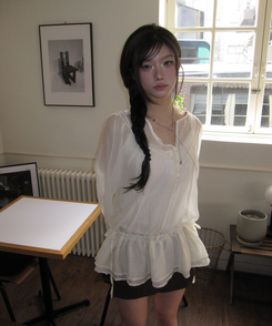 Vネックフリルシャーリングブラウス IVORY