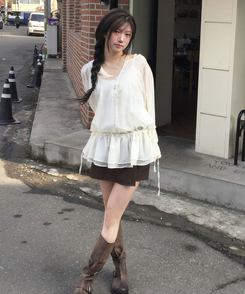 Vネックフリルシャーリングブラウス IVORY