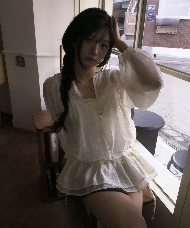 Vネックフリルシャーリングブラウス IVORY