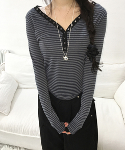 ボタンストライプトップス CHARCOAL