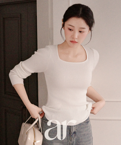 （MADE／イージーウォッシャブル／3タイプ展開／ソフト＆伸縮性◎）ラウンド・スクエア・Vネック ペンダント付き リブニット IVORY