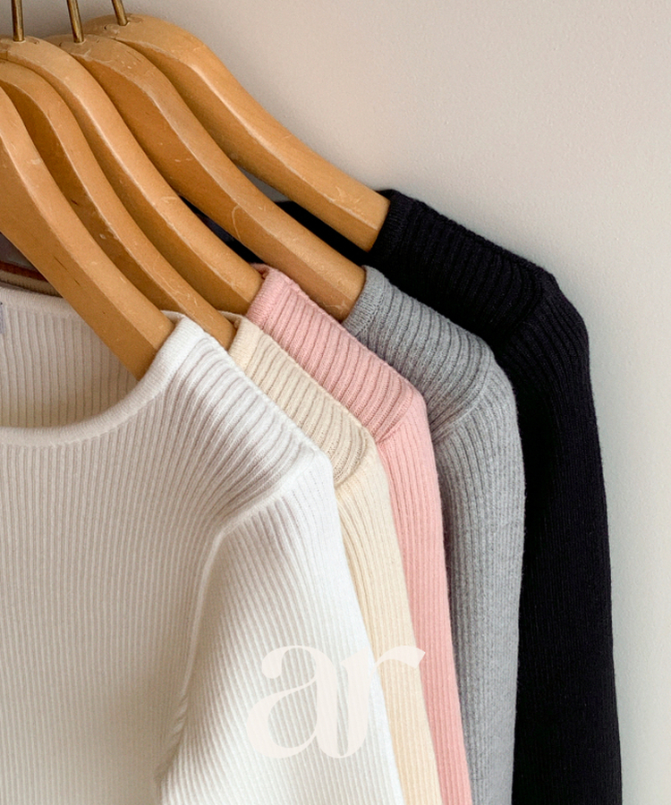 （MADE／イージーウォッシャブル／3タイプ展開／ソフト＆伸縮性◎）ラウンド・スクエア・Vネック ペンダント付き リブニット