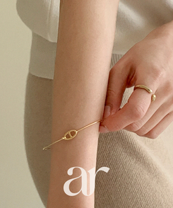 (細身ライン／ポイントチャーム／レイヤードおすすめ)   オーバル スリム オープン リング ブレスレット   GOLD