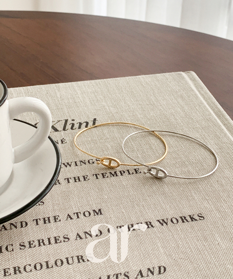 (細身ライン／ポイントチャーム／レイヤードおすすめ)   オーバル スリム オープン リング ブレスレット