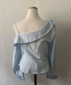 ワンオフシアリングスリットブラウス
