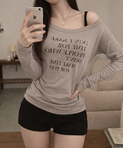 レタリングワンオフショルダー長袖Tシャツ BEIGE