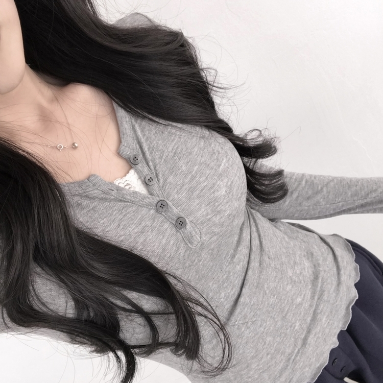 フリルボタンヘンリーネックスリムフィット長袖Tシャツ GREY