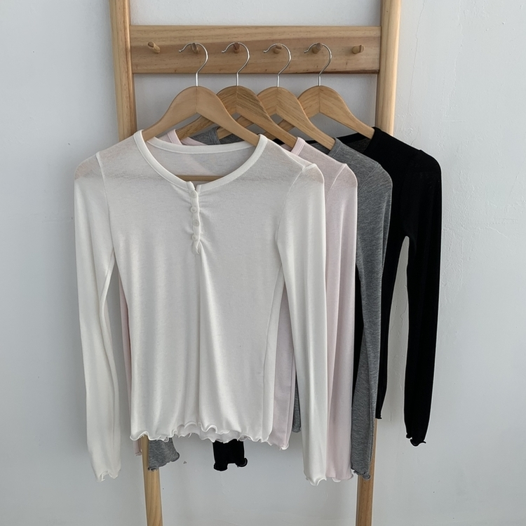 フリルボタンヘンリーネックスリムフィット長袖Tシャツ