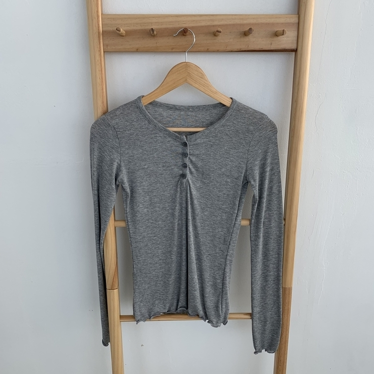 フリルボタンヘンリーネックスリムフィット長袖Tシャツ