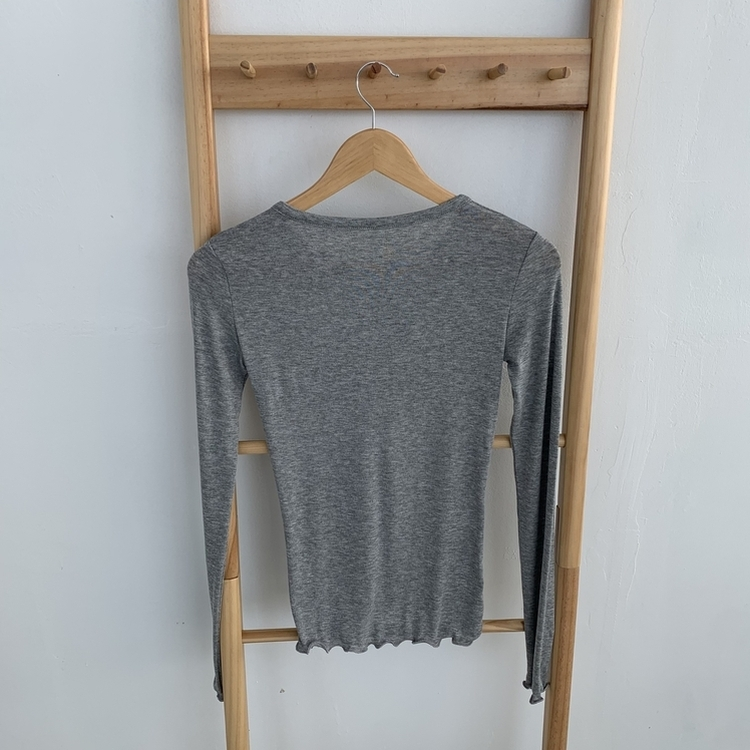 フリルボタンヘンリーネックスリムフィット長袖Tシャツ