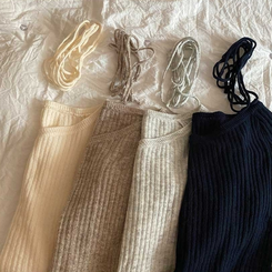 オフショルダーVネックリブニット