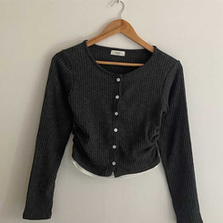 レイヤードボタンカーディガン