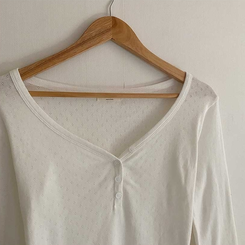 パンチングVネックボタン長袖Tシャツ