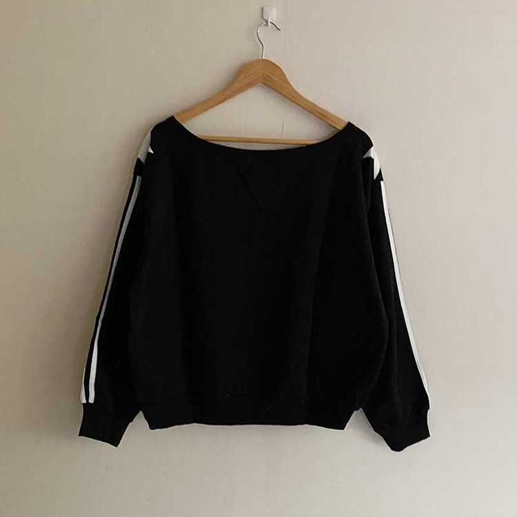 オフショルダーライントレーナー