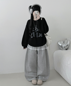 칼리도트레터링프린팅박스핏긴팔맨투맨 블랙