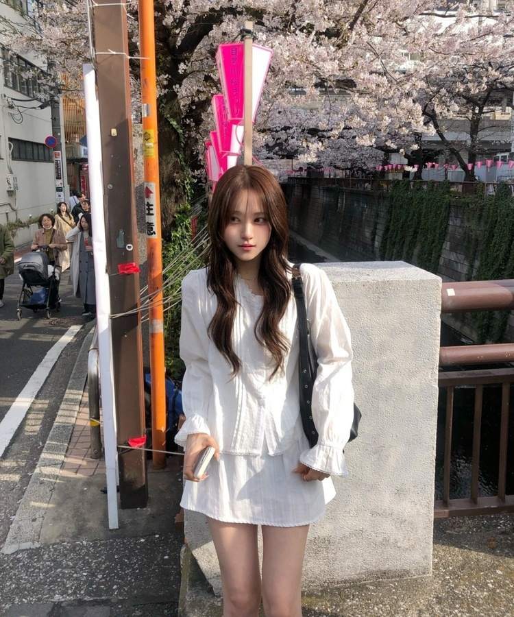 브이넥 티어드 블라우스 아이보리