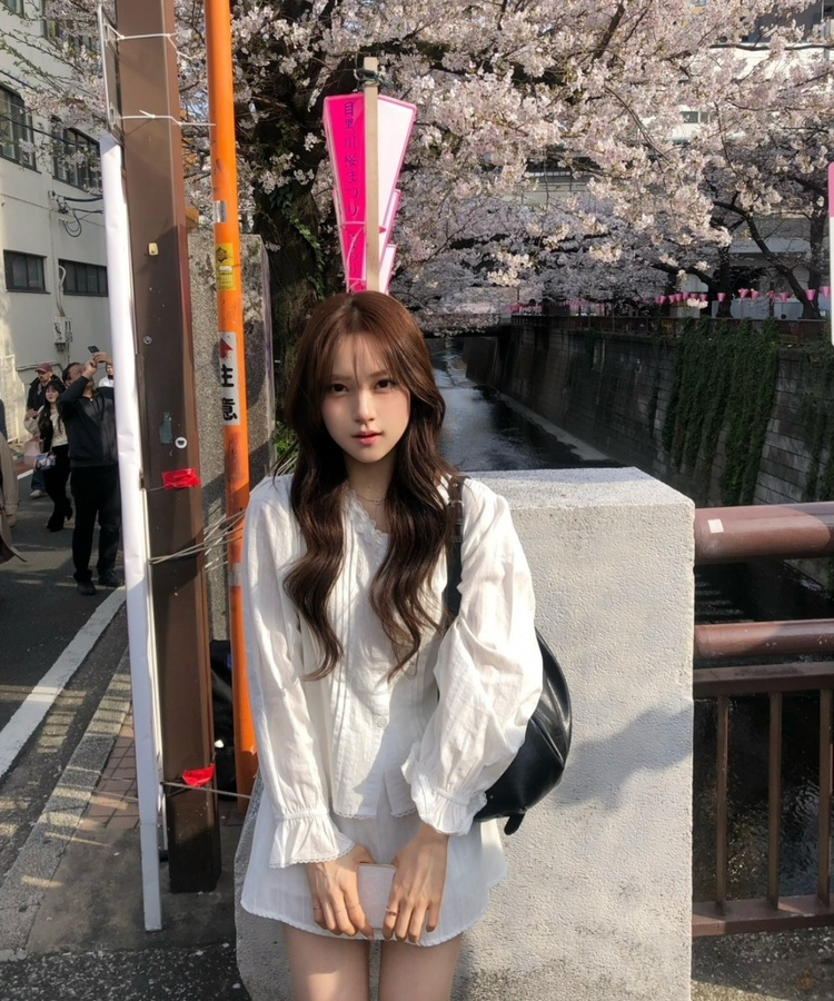 브이넥 티어드 블라우스 아이보리