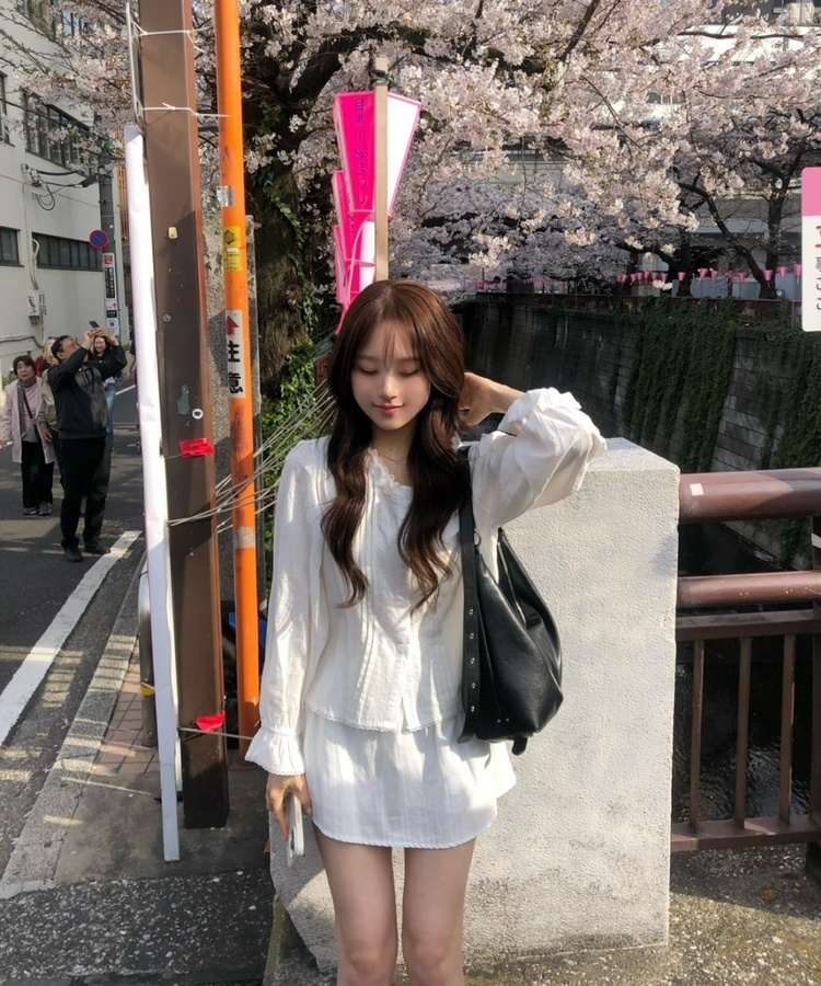 브이넥 티어드 블라우스 아이보리