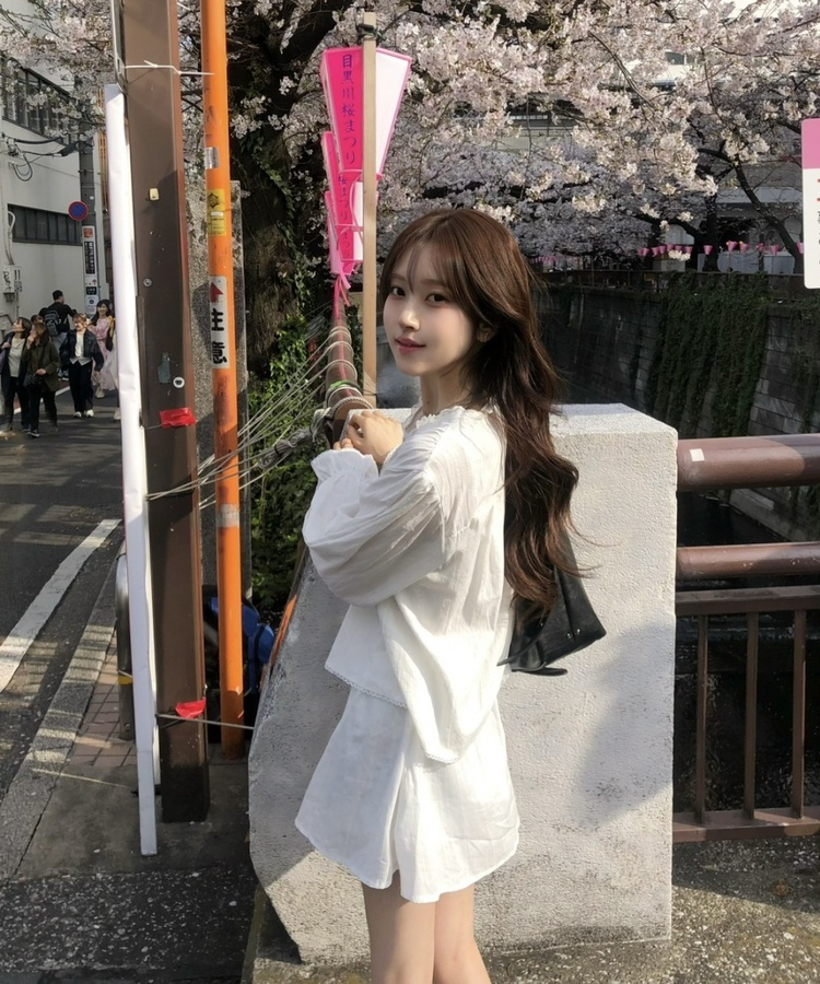 브이넥 티어드 블라우스 아이보리