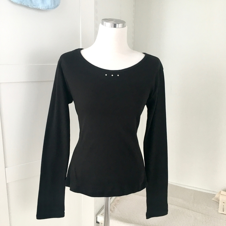 スタッズポイント長袖Tシャツ