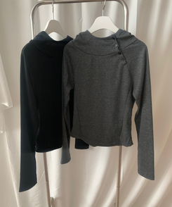 斜めボタンハイネックフードＴ