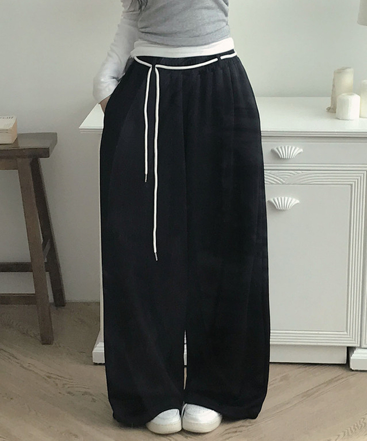 유렌 스트랩 하트 나염 백포켓 와이드 트레이닝 팬츠 블랙